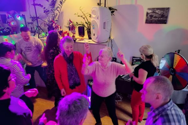 Mieszkanki tańczą wraz z innymi uczestnikami.