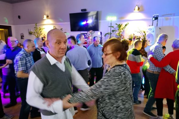 Mieszkańcy tańczą wraz z innymi uczestnikami.