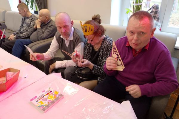 Troje mieszkańców ozdabia ozdoby.