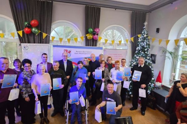 Nagrodzeni mieszkańcy wraz z władzami powiatu i innymi uczestnikami.