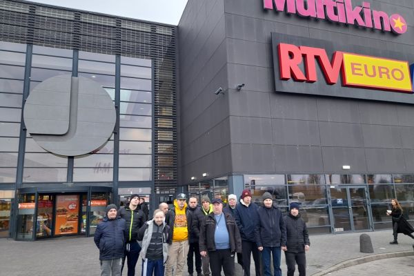 Grupa dwunastu mieszkańców pod Multikinem w Słupsku.