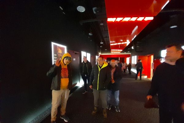 Mieszkańcy na holu w Multikinie w Słupsku.