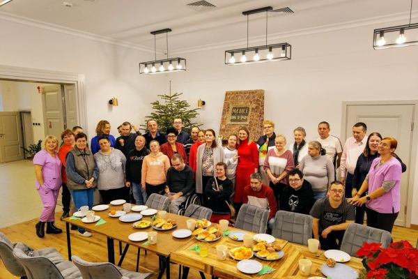 Nasza grupa mieszkańców wraz z uczestnikami centrum opiekuńczo mieszkalnego w Lubuczewie na zdjęciu grupowym.