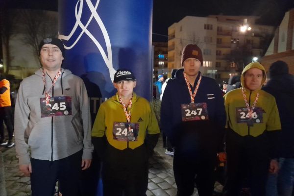 Czworo mieszkańców z medalami na szyji.