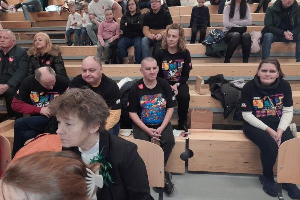 Mieszkańcy siedzą na widowni podc zas finału WOŚP.