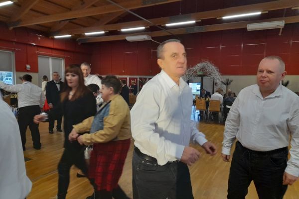 Mieszkańcy tańczą wśród innych uczestników zabawy w Potęgowie.