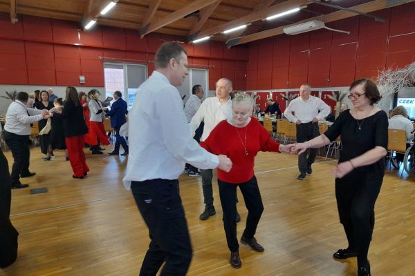 Mieszkańcy tańczą wśród innych  uczestników zabawy w Potęgowie