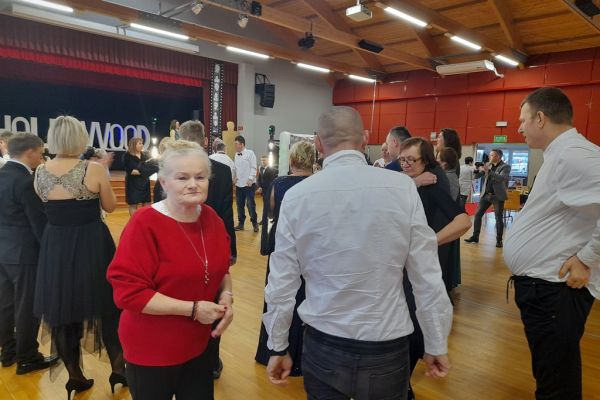 Mieszkańcy tańczą wśród innych  uczestników zabawy w Potęgowie.