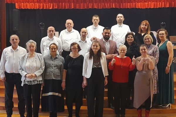 Zdjęcie grupowe Mieszkańców z przedstawicielami władz w Potęgowie.