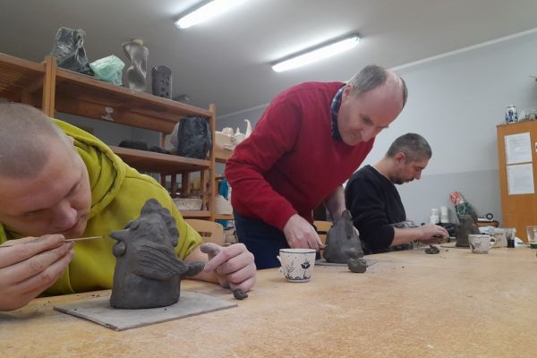 Mieszkańcy lepią z gliny.