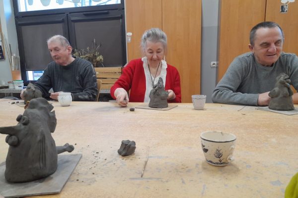 Mieszkańcy lepią z gliny.