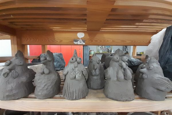 Gotowe wytoby plastyczne z gliny, kury.