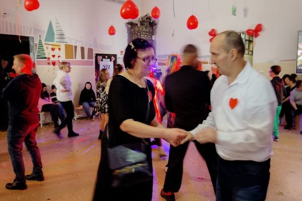Para mieszkańców tańczy w parze na zabawie w SOSW w Damnicy.