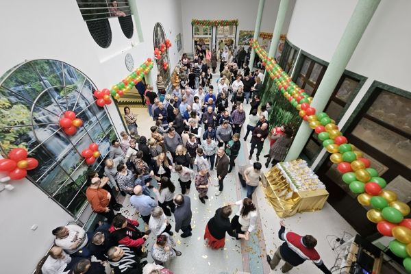 Wczestnicy balu tańcza - widok z balkonu.