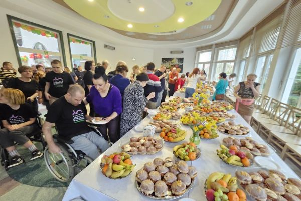 Uczestnicy balu podczas degustacji pączków.