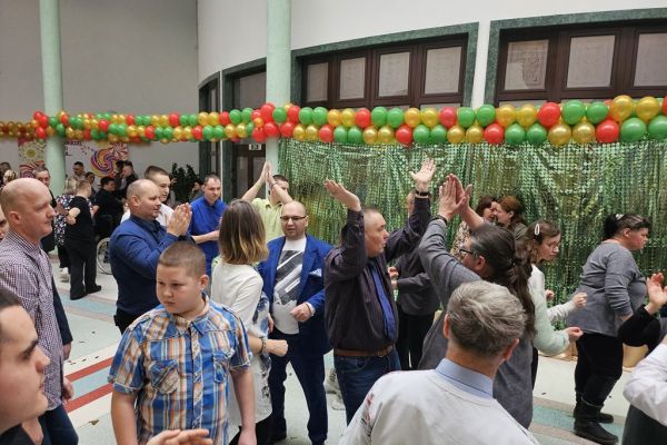 Uczestnicy balu tańczą na holu.