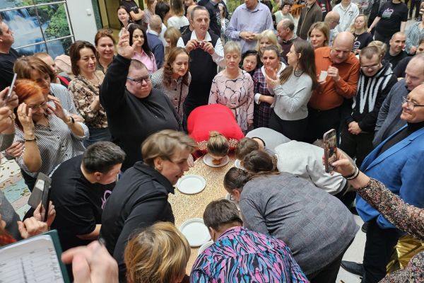 Uczestnicy balu podczas konkursu jedzenia pączka.