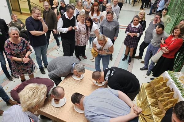 Uczestnicy balu podczas konkursu jedzenia pączka.