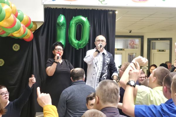 pani Dyrektor i prowadzący bal śpiewają do mikrofonu.