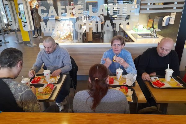 Mieszkańcy jedzą posiłek w restauracji.