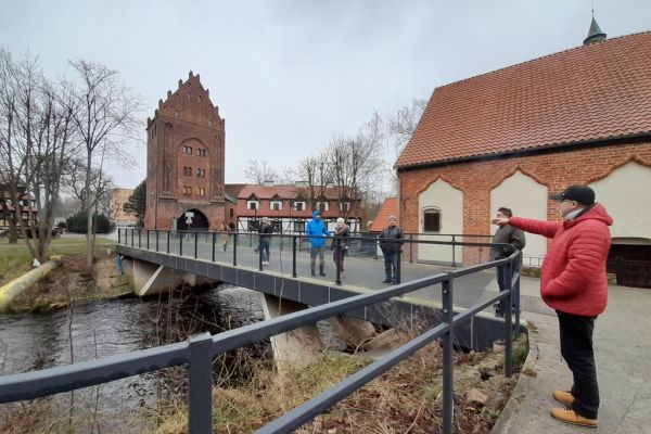 Mieszkańcy stoją na moście nad Słupią.