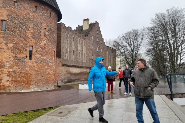 Mieszkańcy stoją przy Baszcie Czarownic.