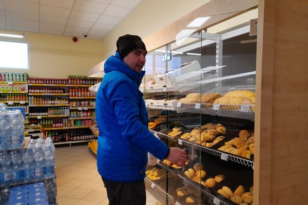 Mieszkaniec w sklepie przy pieczywie.