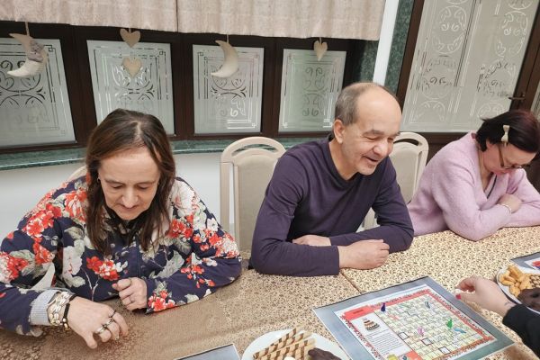 Mieszkańcy graja w gry planszowe.