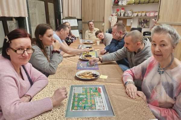 Mieszkańcy graja w gry planszowe.