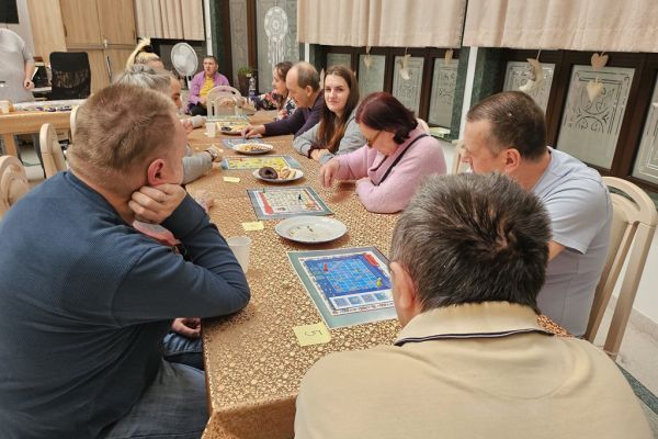 Mieszkańcy graja w gry planszowe.
