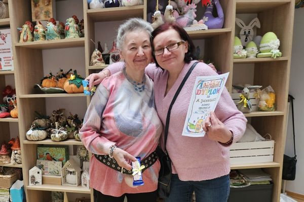 Mieszkanki stoją z dyplomem w ręku.