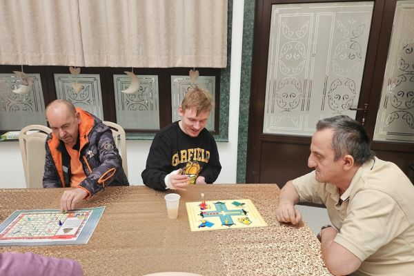 Mieszkańcy graja w gry planszowe.