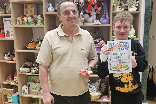 Mieszkańcy stoją z dyplomem w ręku.