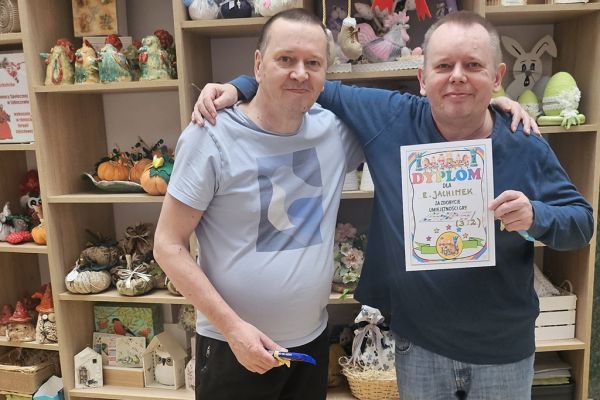 Mieszkańcy stoją z dyplomem w ręku.