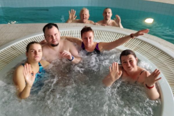 Czworo mieszkańców w jacuzzi.
