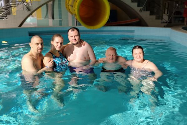 Czworo mieszkańców w basenie.