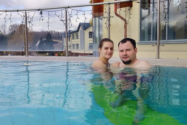 Dwoje mieszkańców w basenie.