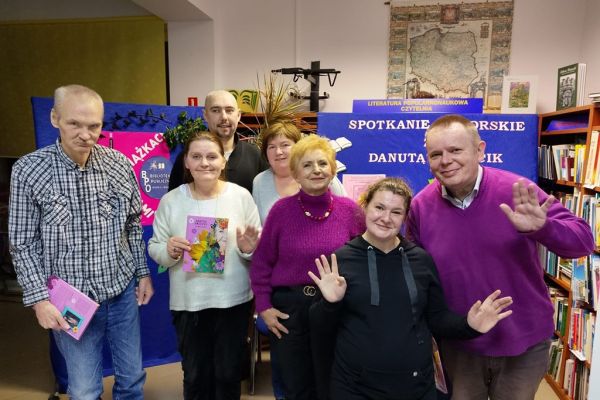 Wspólne zdjęcie grupowe mieszkańców wraz z poetką.