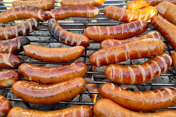 Kięłbaska na grillu.