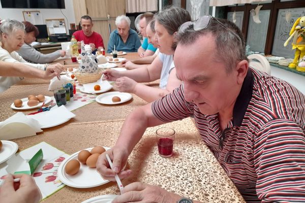 Mieszkańcy malują jajka.