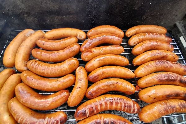 Kiełbaska na grillu.