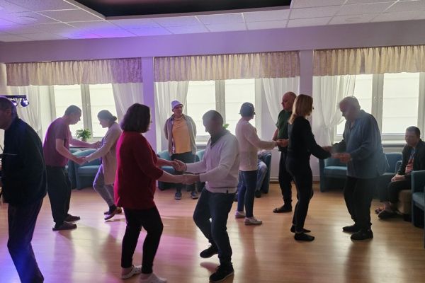 Mieszkańcy tańczą na parkiecie.