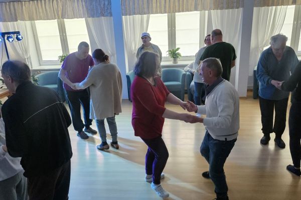 Mieszkańcy tańczą na parkiecie.