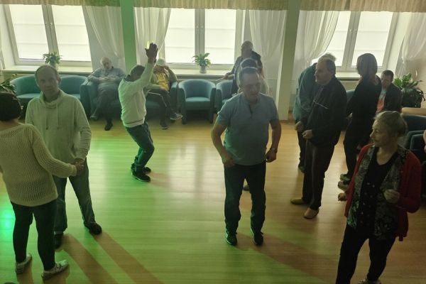 Mieszkańcy tańczą na parkiecie.