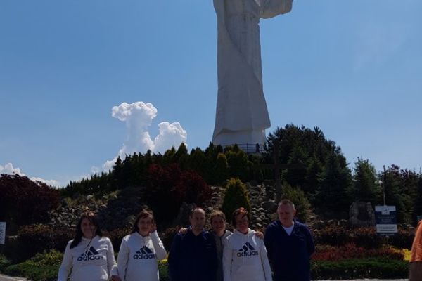Mieszkańcy stoją pod pomnikiem Jezusa w Świebodzinie.