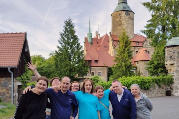 Grupowe zdjęcie mieszkańców przy Zamku Czocha.
