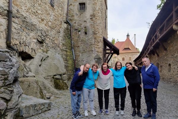 Grupowe zdjęcie mieszkańców na terenie Zamku Czocha.