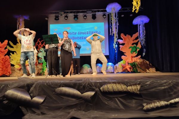 Występ mieszkańców na scenie.