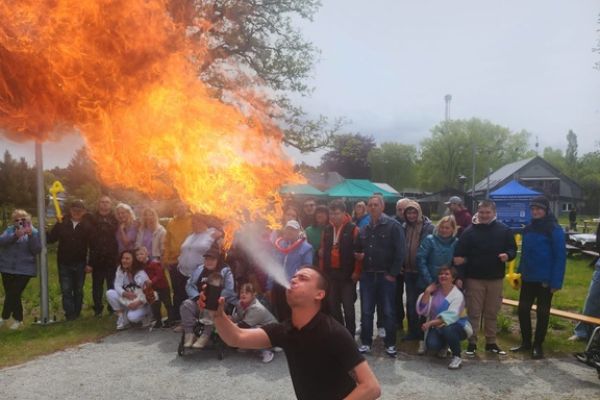 Uchwycony moment pokazu ognia.