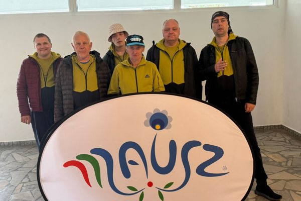 Grupowe zdjęcie mieszkańców przy napisie Mausz.